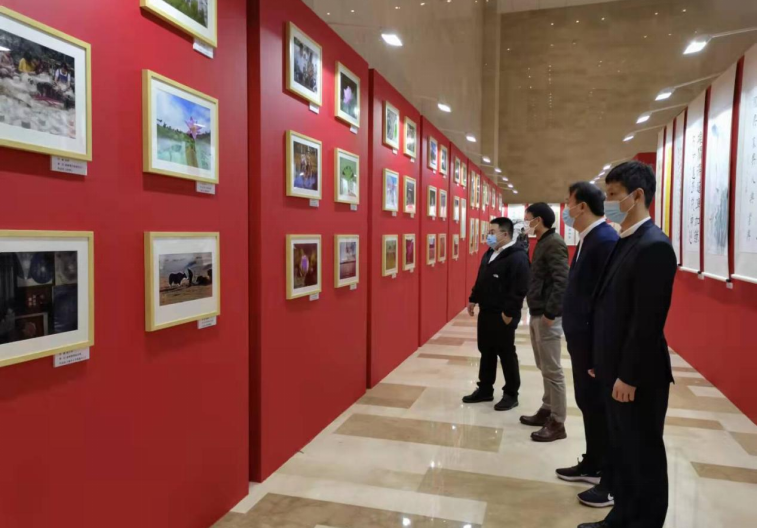 川發(fā)資管組織參觀“說廉、倡廉、行廉” 文化作品展覽